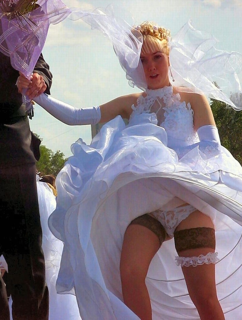 На свадьбе у невесты выпала грудь